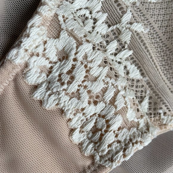 Never worn. Wacoal embrace lace chemise, bra and briefs set size 10 / small - Picture 7 of 13